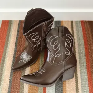 Botin cowboy pespuntes