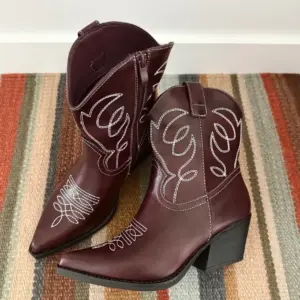Botin cowboy pespuntes